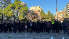 Η Θεσσαλονίκη λέει «αντίο» τον Βασίλη Καρρά: Ουρές από το πρωί στο λαϊκό προσκύνημα (vid)