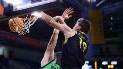 Το τρομερό κάρφωμα του Κουζμίνσκας που έκανε poster τον Χαραλαμπόπουλο! (vid)