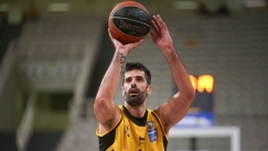 Ο Ντούσαν Σάκοτα με τη φανέλα της ΑΕΚ