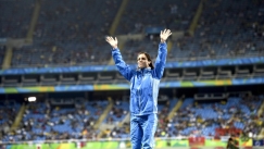 H Κατερίνα Στεφανίδη χαιρετά τον κόσμο πριν ανέβει στο βάθρο στο Ρίο