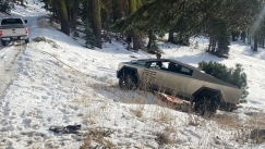 To μυστήριο με το Tesla Cybertruck που χρειάστηκε ένα Ford για να ξεκολλήσει από τα χιόνια (vid)