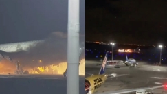 Φωτιά σε επιβατικό αεροπλάνο στο αεροδρόμιο του Τόκιο: Φλόγες ξεπηδούν από τα παράθυρα (vid)