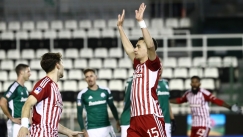 Ο Σωτήρης Αλεξανδρόπουλος σηκώνει τα χέρια ψηλά στο γκολ του επί του Παναθηναϊκού
