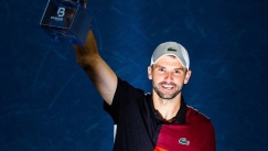 Ο Γκριγκόρ Ντιμιτρόφ πανηγυρίζει με το τρόπαιο του Μπρισμπέιν