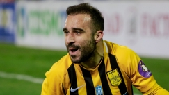 Ο Φετφατζίδης πανηγυρίζει με τη φανέλα του Αρη 