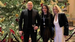 Ο Νίκος Γκάλης με την οικογένειά του.