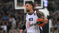 Ο Ντάνιελ Χάκετ με τη φανέλα της Βίρτους Μπολόνια