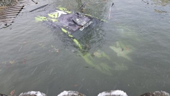 Απίστευτο: Αγωνιστικό αυτοκίνητο κατέληξε σε πισίνα (vid)
