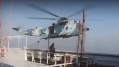 Η στιγμή που ένοπλοι καταλαμβάνουν το ελληνόκτητο δεξαμενόπλοιο στον Κόλπο του Ομάν (vid)