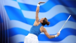 H Μαρία Σάκκαρη σερβίρει με φόντο την ελληνική σημαία