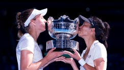 Μέρτενς και Σίε φιλούν το τρόπαιο του Australian Open