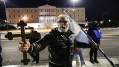 «Χριστιανική» συγκέντρωση στο Σύνταγμα κατά του νομοσχεδίου για τα ομόφυλα ζευγάρια με εικόνες, σημαίες και σταυρούς