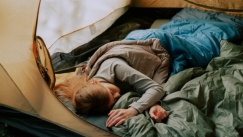 Ιδιοκτήτης Airbnb χρεώνει τους τουρίστες 80 ευρώ τη βραδιά για να μείνουν σε σκηνές στο σαλόνι του!