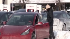 «Ένα μάτσο νεκρά ρομπότ»: Viral το βίντεο με απεγνωσμένους κατόχους Tesla που δεν μπορούν φορτίσουν τα αυτοκίνητα τους (vid)