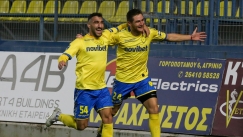 Ο Τορεχόν πανηγυρίζει με τον Λιάβα το τρίτο του γκολ επί του Πανσερραϊκού