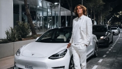 Ο Τσιτσιπάς δεν θα μετακινείται με το αγαπημένο του Tesla στο Australian Open