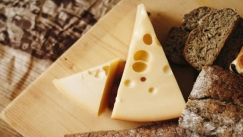 Ο λόγος που το ελβετικό τυρί έχει τρύπες