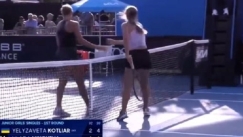 Ουκρανή και Ρωσίδα δίνουν τα χέρια σε αγώνα τένις