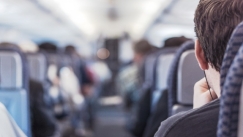 Σοκαρισμένος επιβάτης εντόπισε «κολλητική ταινία» στο φτερό του αεροπλάνου λίγη ώρα πριν την απογείωση