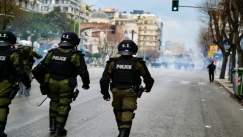 Έπεσε όπλο αστυνομικού κατά τη διάρκεια επεισοδίων στη Θεσσαλονίκη: Το άφησε και κυνήγησε διαδηλωτές (vid)