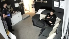 Απίστευτο περιστατικό: Αστυνομικοί απαθανατίστηκαν να βλέπουν Netflix και να κάνουν γυμναστική στο σπίτι αγνοούμενης (vid)