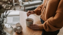 «Καμπανάκι» από επιστήμονες σε όσους πίνουν καφέ νωρίς το πρωί: «Σταματήστε αυτή τη συνήθεια»