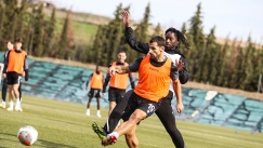 Ο Γιόνι Οτο μονομαχεί με τον Σουαλιό Μεϊτέ