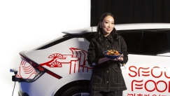 Σεφ μαγειρεύει τηγανητό κοτόπουλο με ρεύμα από ηλεκτρικό αυτοκίνητο (vid)