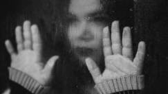 H μητέρα της 14χρονης στην Κρήτη «έσπασε» τη σιωπή της: «Μαμά, ό,τι άκουσες αυτό είναι, ντρέπεται το κοπέλι μου»