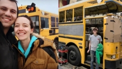 Ζευγάρι αγόρασε σχολικό λεωφορείο και το μετέτρεψε σε ένα πλήρως λειτουργικό σπίτι: Τα έξοδα που έχουν 