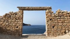 Δεν ανήκει στα mainstream νησιά: Μια ελληνική παραλία στην πέμπτη θέση με τις καλύτερες του κόσμου