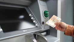Οι τράπεζες θα χρεώνουν τους λογαριασμούς μισθοδοσίας: 1,5 δισεκατομμύρια ευρώ τα έσοδα από τις χρεώσεις