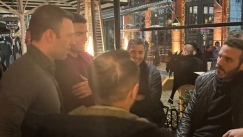 Στου Ψυρρή για ποτό με τον Στέφανο Κασσελάκη ο Νίκος Παππάς (vid)