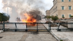 Επεισόδια στο Σύνταγμα μετά την πορεία για τα Τέμπη: Πέταξαν μολότοφ στο προαύλιο της Βουλής (vid)