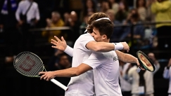 Στέφανος και Πέτρος Τσιτσιπάς αγκαλιάζονται