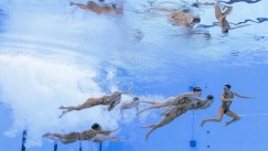 To ομαδικό της συγχρονισμένης στο πρόγραμμά του κάτω από το νερό