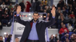 Ο Γιάννης Μπουρούσης αποθεώνεται στο γήπεδο της Καρδίτσας