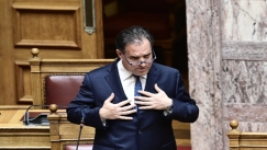 Αδιανόητη δήλωση Άδωνι: «Αν το τρένο μετέφερε παράνομο υλικό, αυτό είναι καλό για την κυβέρνηση» (vid)