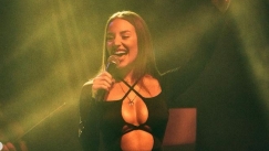 Αποκαλυπτική Ανδρομάχη για τον χώρο του τραγουδιού: «Δουλεύει με γνωριμίες, κονέ και κρεβάτια» (vid)