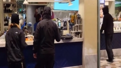 Ένταση και κυνηγητό στην πλατεία Αριστοτέλους: Αντιεξουσιαστές περικύκλωσαν και επιτέθηκαν σε ακροδεξιούς (vids)