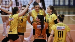 Τα κορίτσια της ομάδας βόλεϊ του Αρη πανηγυρίζουν