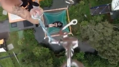 Βίντεο που «κόβει» την ανάσα: Έκανε bungee jumping χωρίς σχοινί πέφτοντας από τα 43 μέτρα
