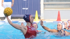 Η Ιωάννα Χυδηριώτη με το σκουφάκι του Ολυμπιακού