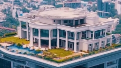 Ξόδεψε 20 εκατ. δολάρια για να φτιάξει βίλα πάνω σε ουρανοξύστη: Ο λόγος που δεν την έχει δει ποτέ (vid)