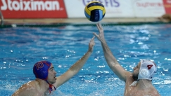 Οι Ντίνος Γενηδουνιάς και Αλέξανδρος Γούνας σε μονομαχία τους στον αγώνα Ολυμπιακός-Πανιώνιος