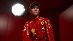 Ποιος είναι ο Όλιβερ Μπέρμαν που αντικαθιστά τον Σάινθ στη Ferrari