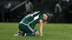 Ο Γεντβάι γονατισμένος στη Λεωφόρο