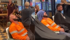 Πήγε για κούρεμα και τον πήρε ο ύπνος: Η απόφαση του κουρέα που έγινε viral (vid)