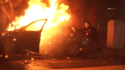 Η δραματική επιχείρηση διάσωσης τριών κοριτσιών από φλεγόμενο αυτοκίνητο (vid)