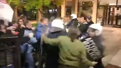 Απίστευτο ξύλο στη Λάρισα: Διαδηλωτές πήγαν να αποτρέψουν φιλονατοϊκή συναυλία και συγκρούστηκαν με τα ΜΑΤ (vid)